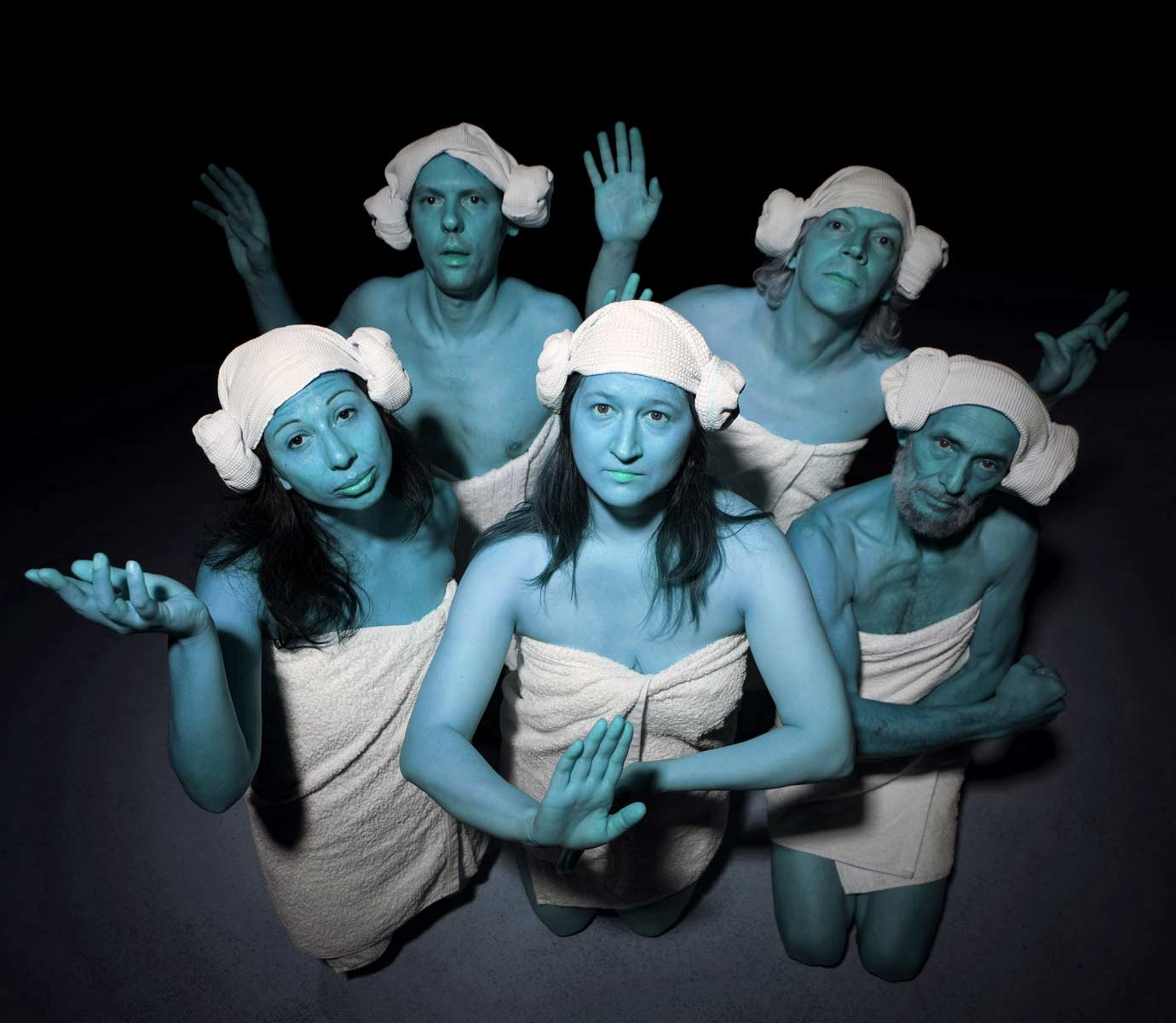 Ein zweites Plakatsujet zur partizipativen Performance HeilsVersprecher III von VADA und teatro zumbayllu in Klagenfurt/Celovec zeigt die fünf Protagonist*innen in Badetücher gehüllt
